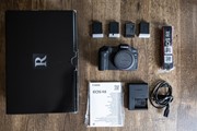 Canon R8 + 4 accu's