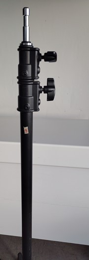 Twee zwarte, zware Manfrotto statieven (C-Stands) 