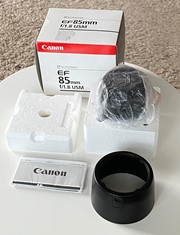 Canon EF 1.8 / 85 mm USM met zonnekap en doos
