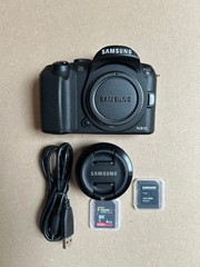 Samsung NX10 met 30mm/2.0 lens APS-C sensor