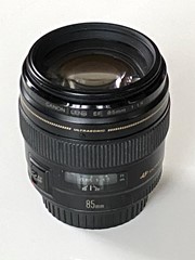 Canon EF 1.8 / 85 mm USM met zonnekap en doos