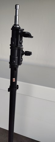 Twee zwarte, zware Manfrotto statieven (C-Stands) 