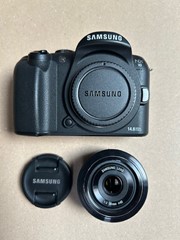 Samsung NX10 met 30mm/2.0 lens APS-C sensor
