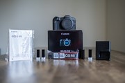 Canon R8 + 4 accu's
