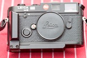 Leica M6 body met grip en originele draagriem