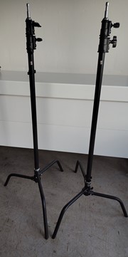 Twee zwarte, zware Manfrotto statieven (C-Stands) 