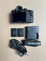 Samsung NX10 met 30mm/2.0 lens APS-C sensor