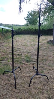 Twee zwarte, zware Manfrotto statieven (C-Stands) 