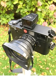 Leica M6 body met grip en originele draagriem